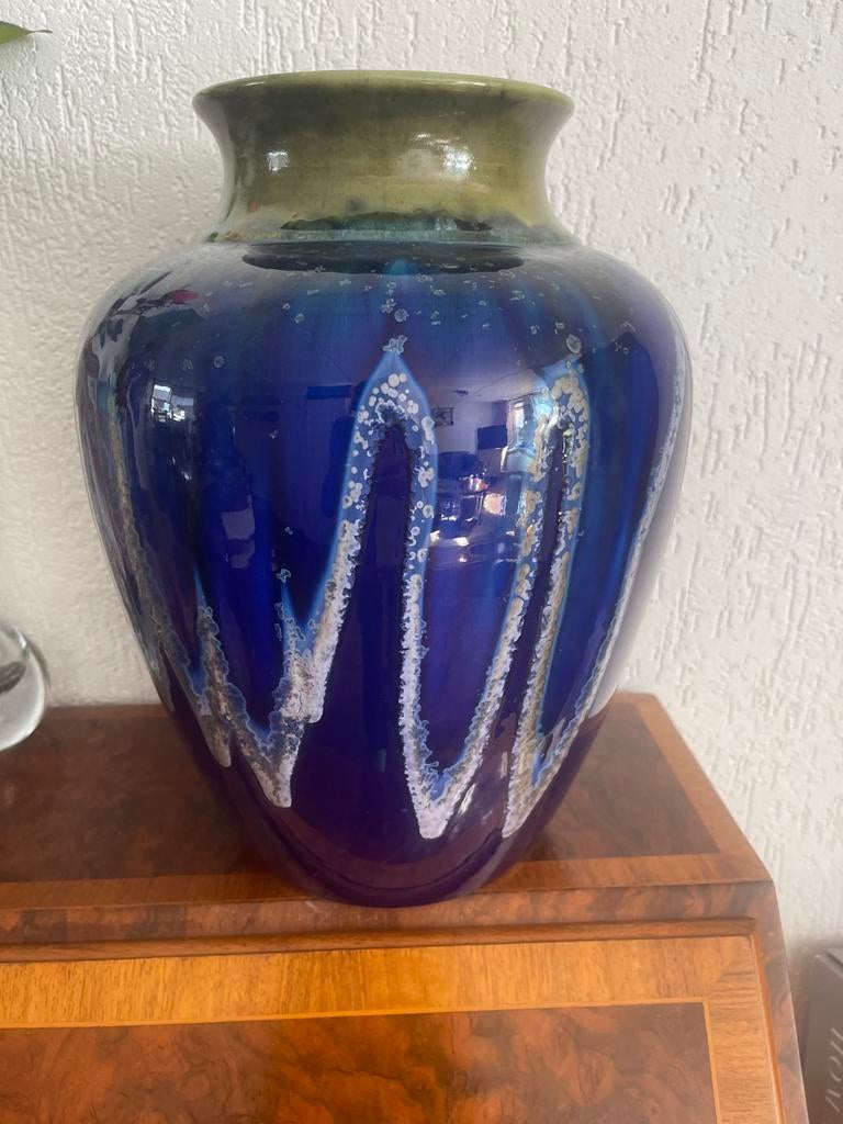 Blauwe vaas met wit en groen glazuur, Ophalen