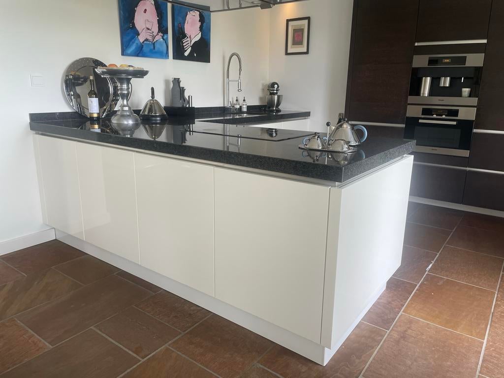 Complete keuken met schiereiland en inbouwapparatuur, Huis en Inrichting, Keuken | Complete keukens, Ophalen, Gebruikt, Wit, Hoekkeuken