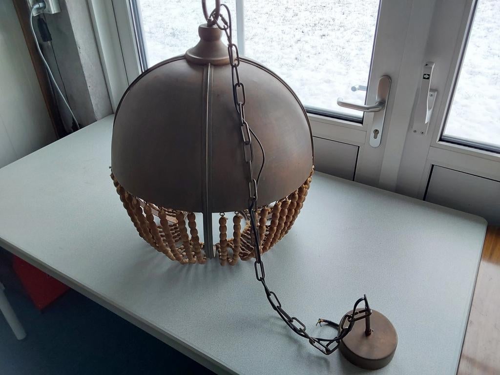 Unieke hanglamp met houten kralen en metalen kap, Huis en Inrichting, Lampen | Hanglampen, Ophalen, Gebruikt, 50 tot 75 cm, Bohemian, Landelijk, Industrieel