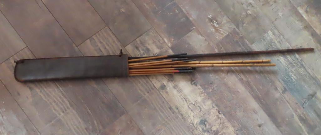 Uit inboedel: Leren houder met pijlen /speer, Afrika, incl v, Verzenden