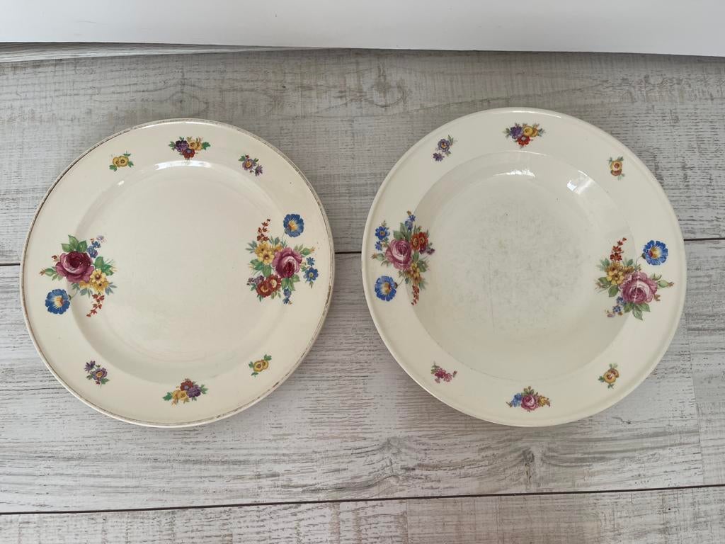 Borden Petrus Regout Maastricht bloemen diep en plat bord, Ophalen of Verzenden