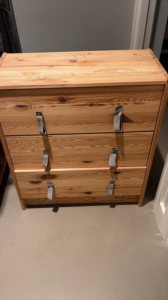 Houten kastje met 3 laden en leren hengsels, Huis en Inrichting, Kasten | Ladekasten, Gebruikt, Overige houtsoorten, 3 of 4 laden