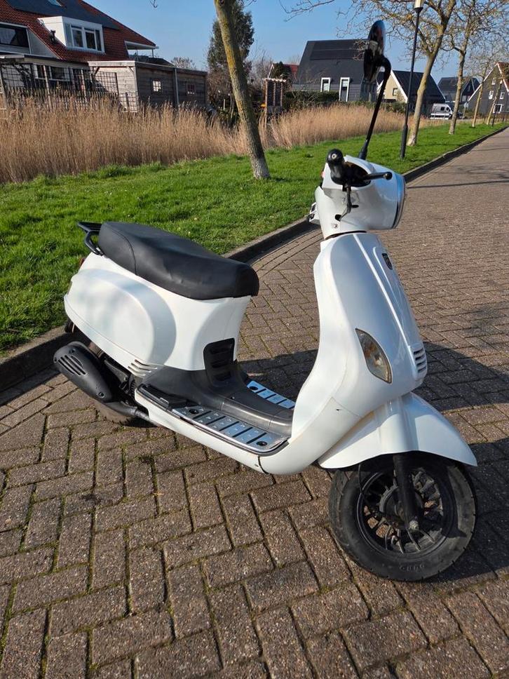 BTC Riva Scooter - Wit, Fietsen en Brommers, Snorfietsen en Snorscooters, Overige merken, Benzine, Ophalen of Verzenden