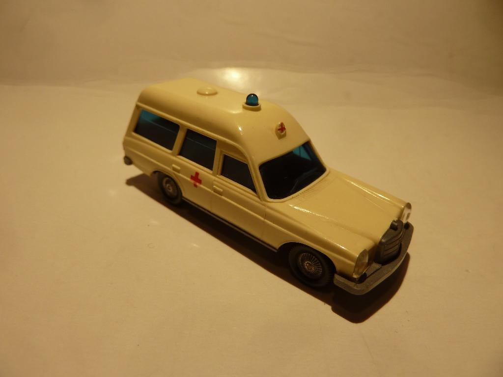 WIKING AMBULANCE MERCEDES 200  EN:  MINT !!!, Ophalen of Verzenden, Nieuw, Auto