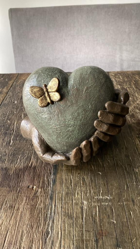 Urn, decoratief hart met vlinder, Ophalen of Verzenden, Nieuw, Steen/keramiek