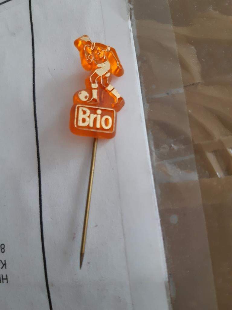 Speldje Brio >> voetballer, Verzamelen, Speldjes, Pins en Buttons, Ophalen of Verzenden, Nieuw, Sport, Speldje of Pin