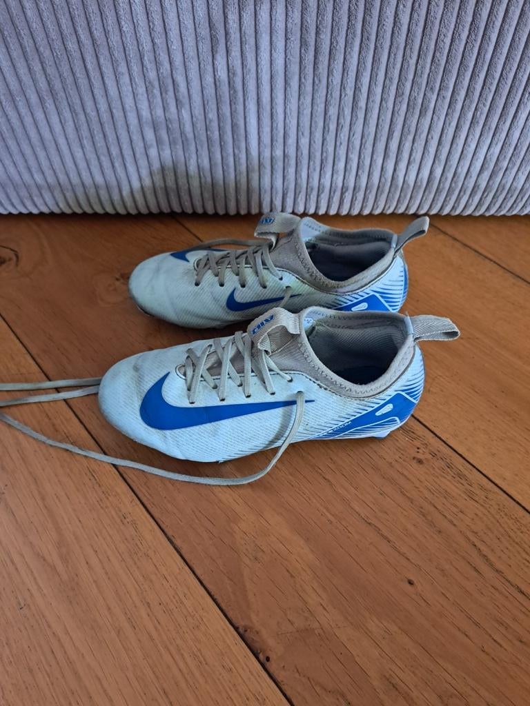Nike voetbalschoenen maat 33, Sport en Fitness, Voetbal, Gebruikt, Maat XS of kleiner, Schoenen, Ophalen of Verzenden