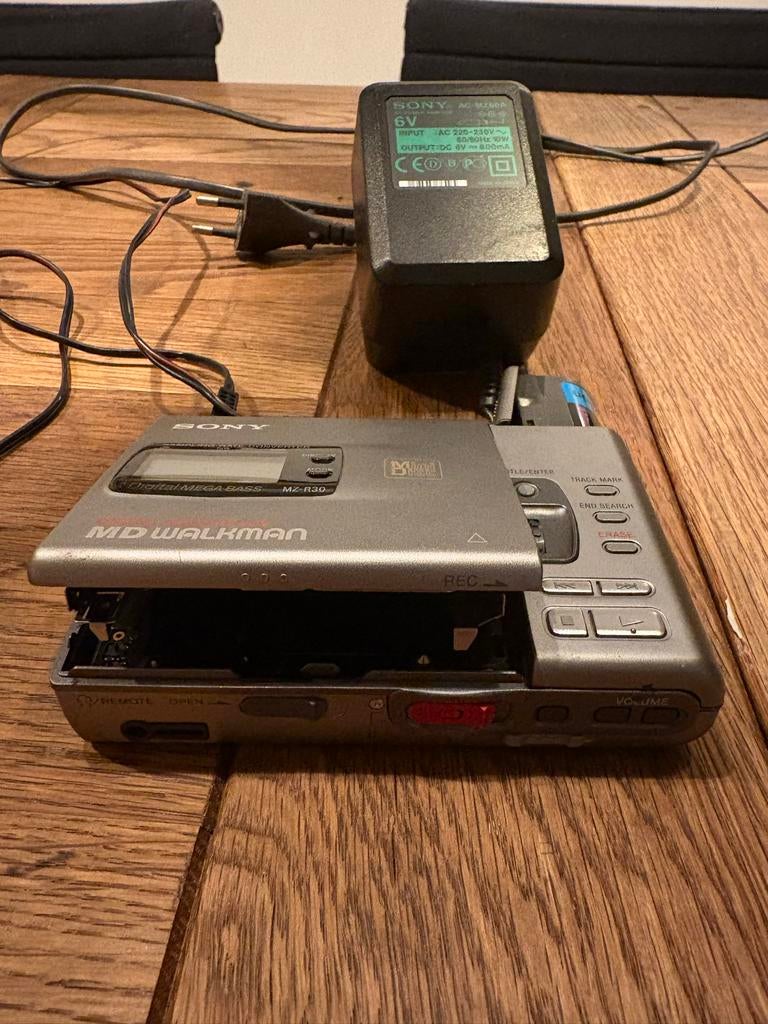 Sony Minidisc Walkman MZ-R30 uit de jaren '90 met oplader, Ophalen of Verzenden, Minidisc-recorder
