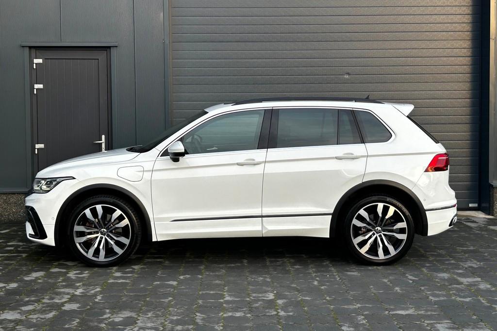 Volkswagen Tiguan 1.4 TSI eHybrid R-Line 245pk PANO TREKHAAK, Auto's, Volkswagen, 1716 kg, 4 cilinders, Met garantie (alle), Alcantara