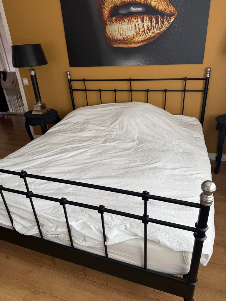 IKEA bed 1.80m met matrassen en lattenbodem, Gebruikt, Zwart, Tweepersoons, Ophalen of Verzenden