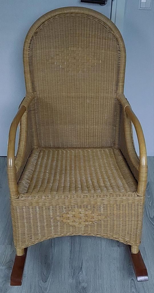 Mooie rotan schommelstoel met houten poten, Huis en Inrichting, Stoelen, Ophalen, Bruin, Hout, Zo goed als nieuw