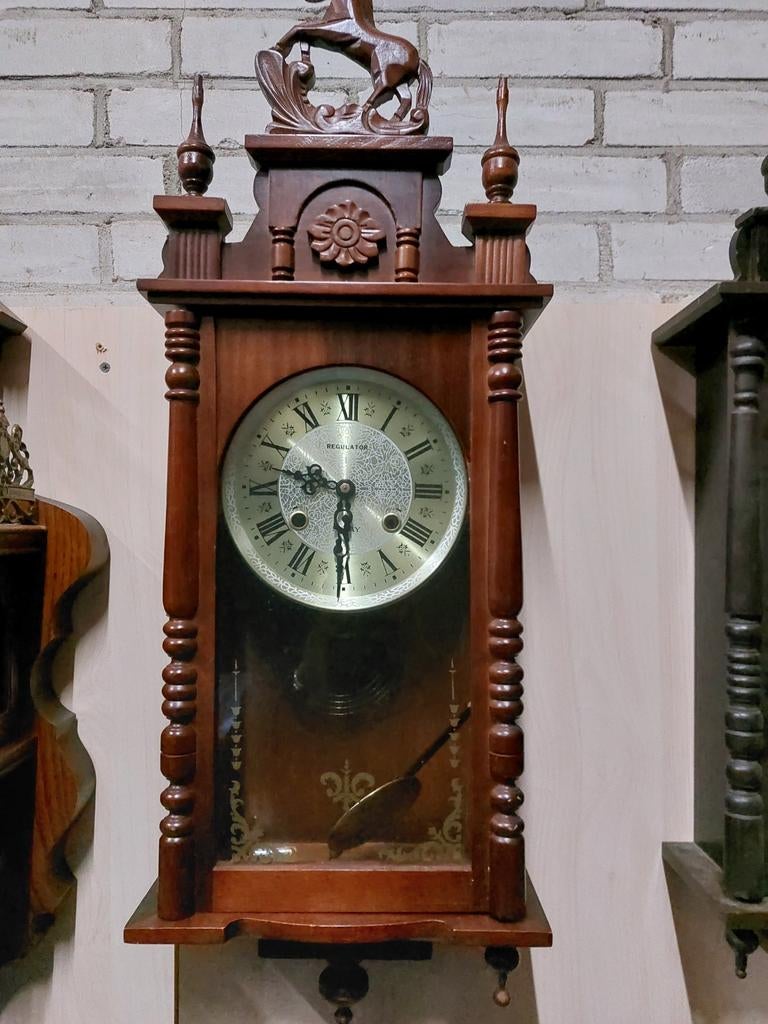 Antieke houten wandklok met paardendecoratie, Antiek en Kunst, Antiek | Klokken, Ophalen