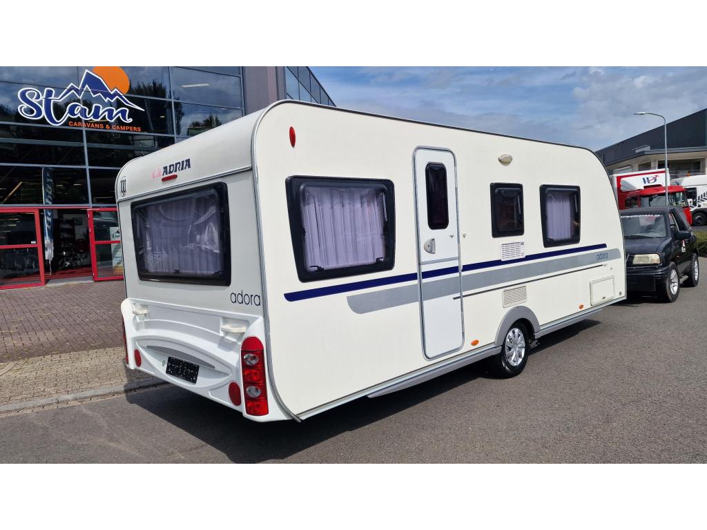 Adria Adora 563 PU queensbed mover voortent, Caravans en Kamperen, Caravans, Rondzit, Ringverwarming, Adria, 6 tot 7 meter