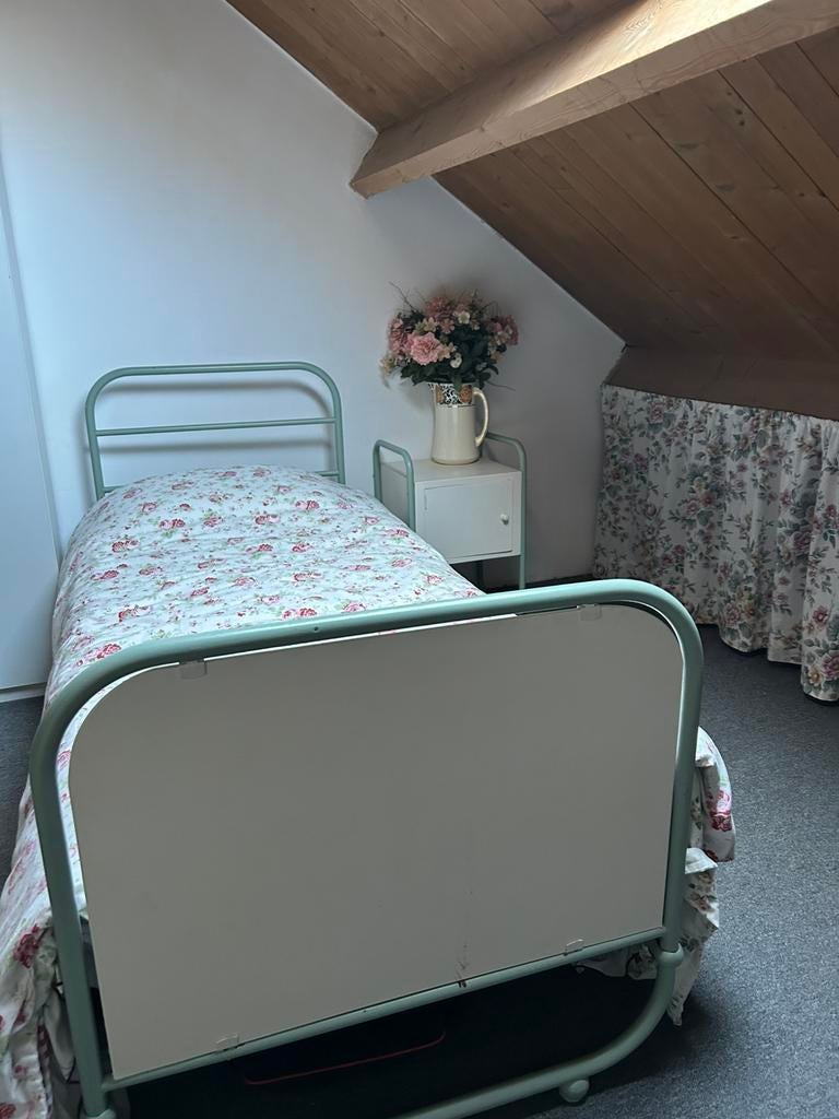 Vintage 1 persoons bed met nachtkastje, Huis en Inrichting, Slaapkamer | Bedden, Ophalen, 90 cm, Eenpersoons, Zo goed als nieuw
