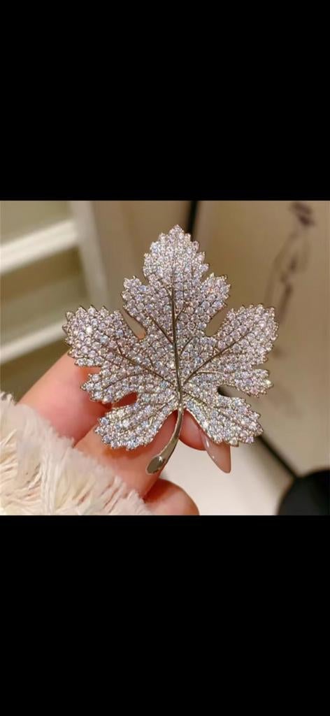 Blad Broche met Strass - Elegant en Sprankelend, Sieraden, Tassen en Uiterlijk, Broches, Ophalen, Overige materialen, 4 tot 7 cm