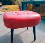 Vintage jaren 60 voetenkrukje met rood leer, Minder dan 50 cm, Gebruikt, Ophalen of Verzenden, Rechthoekig