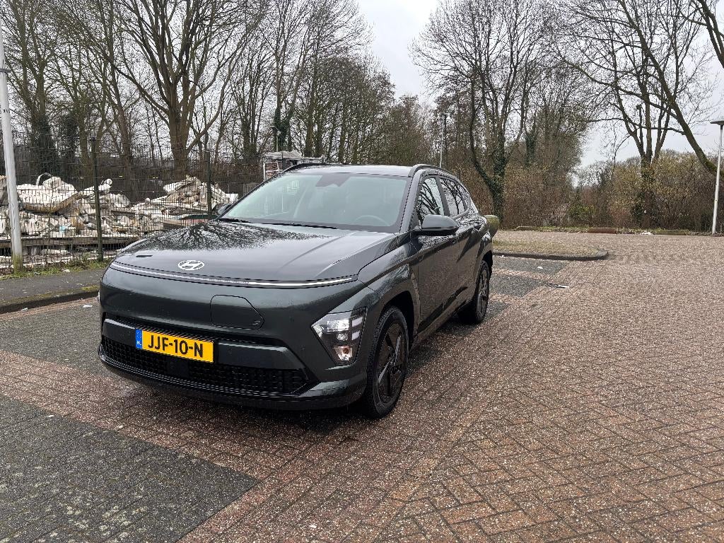 Hyundai Kona 64,8 kWh 204pk 2025 Groen, Auto's, Stof, 68 pk, Origineel Nederlands, Elektrisch