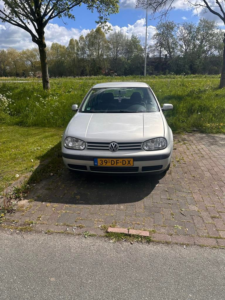Volkswagen Golf 1.6 automaat 1999 Grijs, 4 cilinders, 100 pk, 49 €/maand, 1200 kg