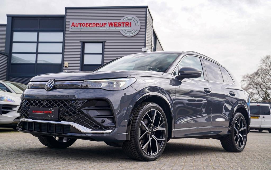 Volkswagen Tiguan 1.5 eTSI R-Line Edition | Head Up Display, Zwart, 4 cilinders, 150 pk, Leder en Stof