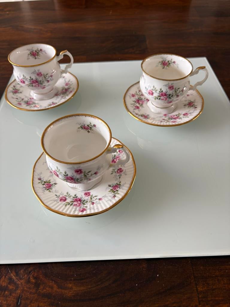 D.E. Elizabethan Staffordshire Rozen Thee Kopjes en Schotels, Antiek en Kunst, Antiek | Servies los, Ophalen of Verzenden