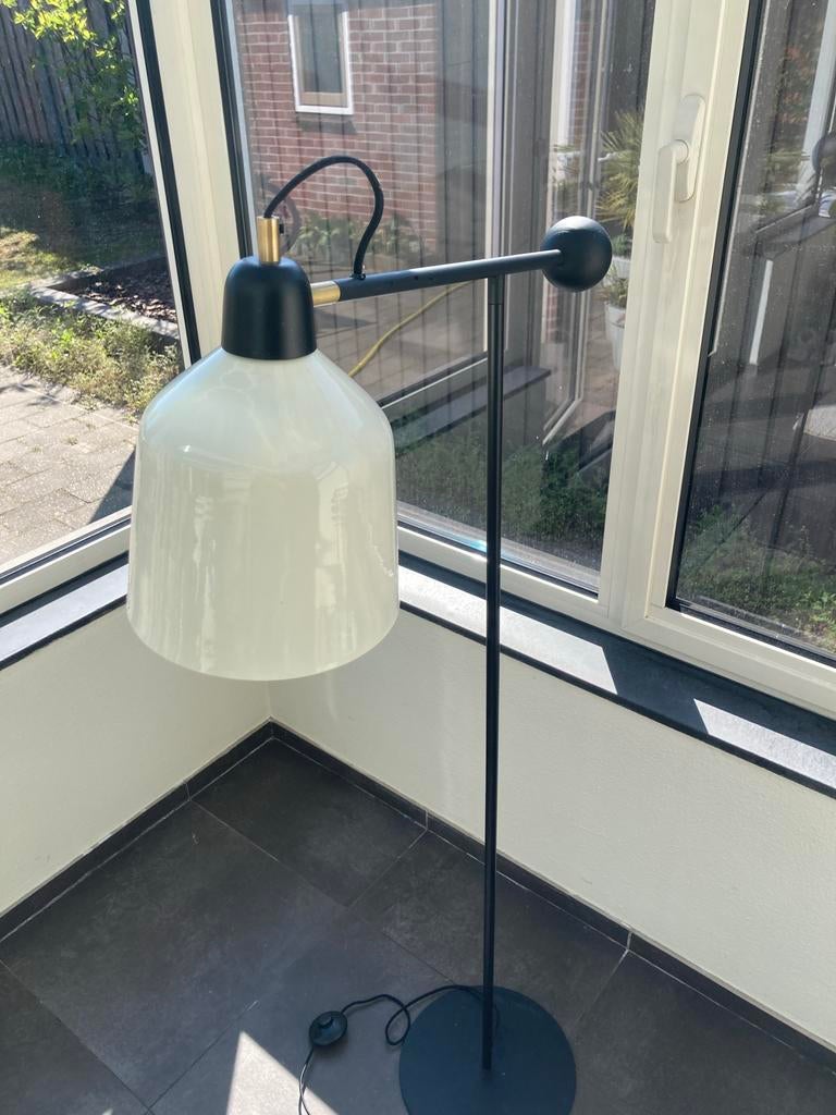 Moderne vloerlamp Zuiver Zwart/Wit, Huis en Inrichting, Lampen | Vloerlampen, Ophalen, 100 tot 150 cm, Zo goed als nieuw, Metaal