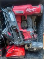 Milwaukee M18 FUEL tacker met 2 accu's en lader, Ophalen of Verzenden, Gebruikt