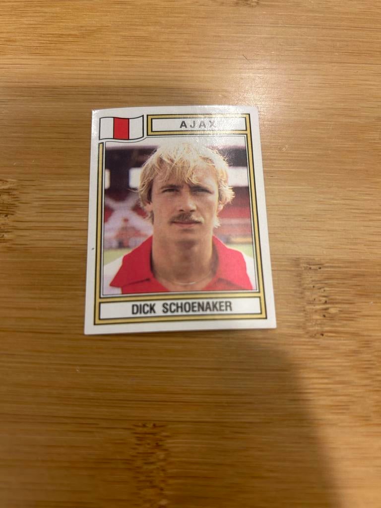 Panini Voetbal 83 Plaatje - Dick Schoenaker (Ajax), Ophalen of Verzenden, Zo goed als nieuw, Sticker
