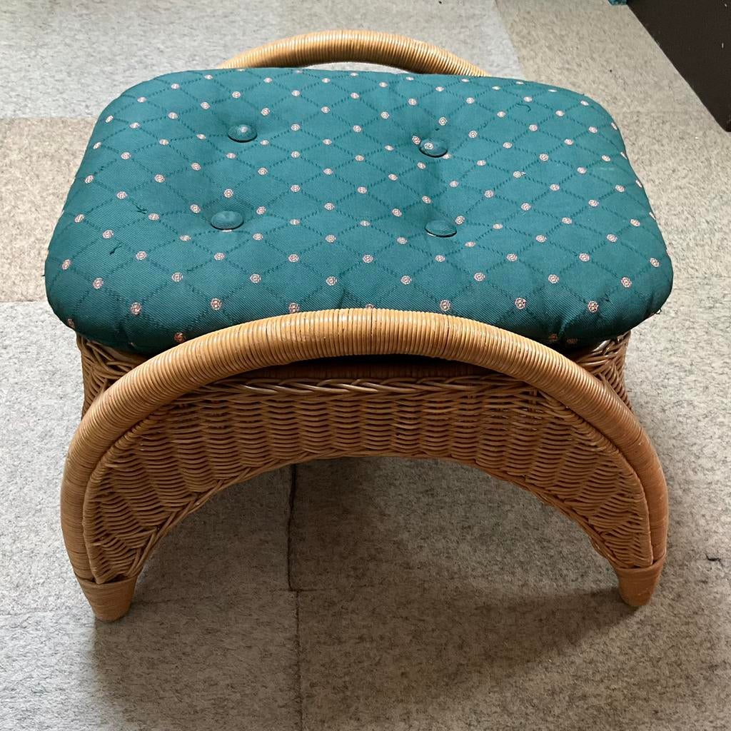 Rotan voetenbank met kussen, Huis en Inrichting, Banken | Voetenbanken en Poefen, Ophalen, Minder dan 50 cm, 50 tot 75 cm, Zo goed als nieuw