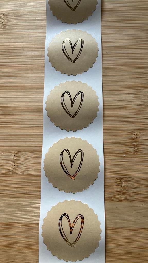 30 stickers beige met goud hartje, Diversen, Cadeaupapier, Ophalen of Verzenden, Nieuw