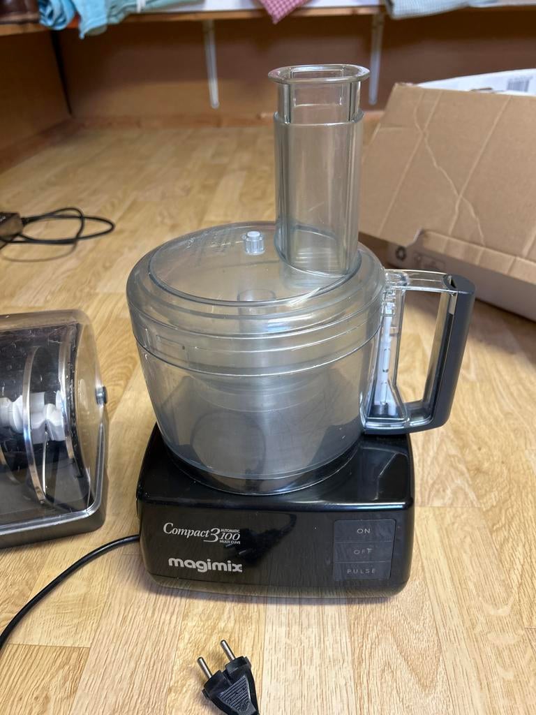 Magimix Compact 3100 foodprocessor met accessoires, 2 tot 3 liter, Ophalen of Verzenden, Gebruikt, 1 snelheid