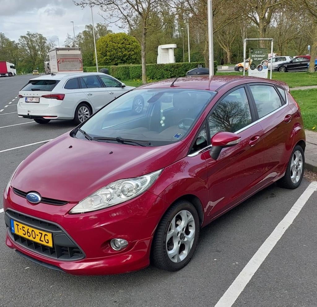 Ford Fiësta 1.4 71KW 5DR AUT 2010 Rood, 15 km/l, 40 €/maand, 4 cilinders, Overige kleuren