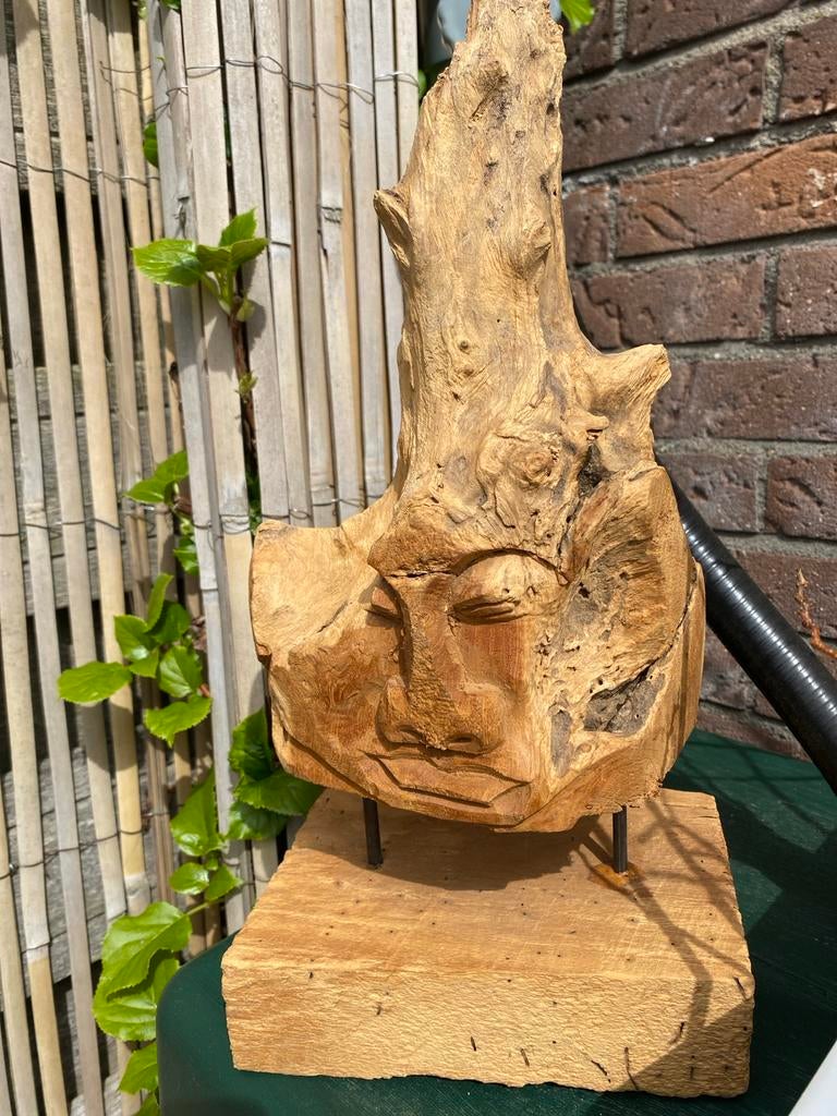 Hout gesneden Boeddha op sokkel van wortelhout, Antiek en Kunst, Ophalen of Verzenden, Handgemaakt, 20 - 50 cm, Beeld