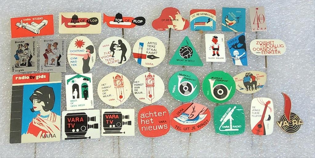 Grote collectie van 30 vintage VARA speldjes, Verzamelen, Ophalen of Verzenden, Gebruikt, Merk, Speldje of Pin