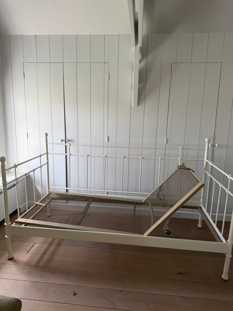 Ikea bed 1 persoons, Huis en Inrichting, Slaapkamer | Bedden, Ophalen, Verstelbaar, 90 cm, Eenpersoons