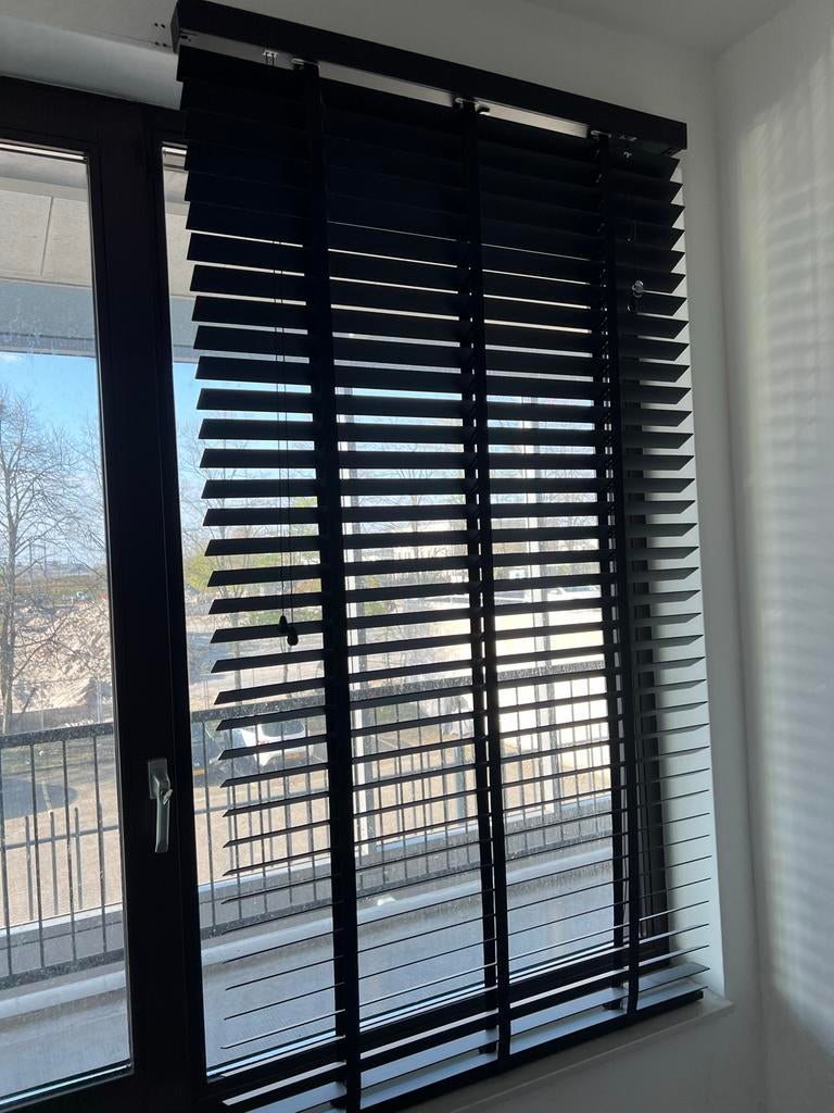 Zwarte jaloezie 80cm breed - Stijlvol en functioneel, Huis en Inrichting, Stoffering | Gordijnen en Lamellen, Gebruikt, Minder dan 100 cm