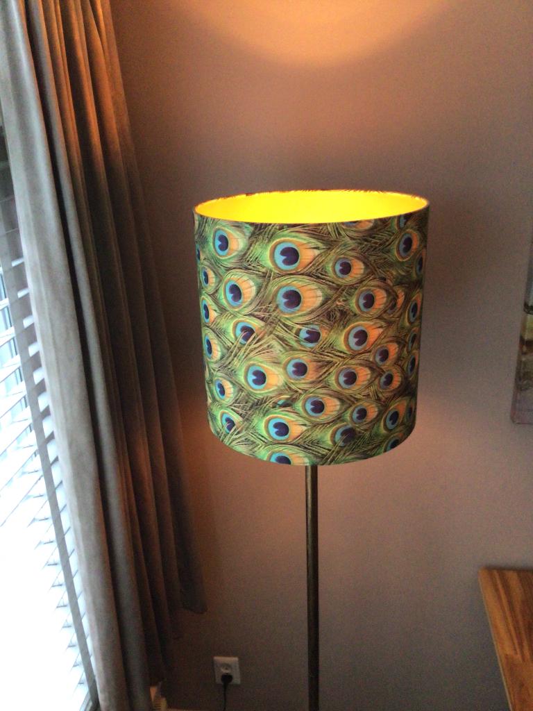 Vloerlamp Pauw 180cm incl. lampenkap met pauwenveren patroon, Huis en Inrichting, Lampen | Vloerlampen, Zo goed als nieuw, 150 tot 200 cm