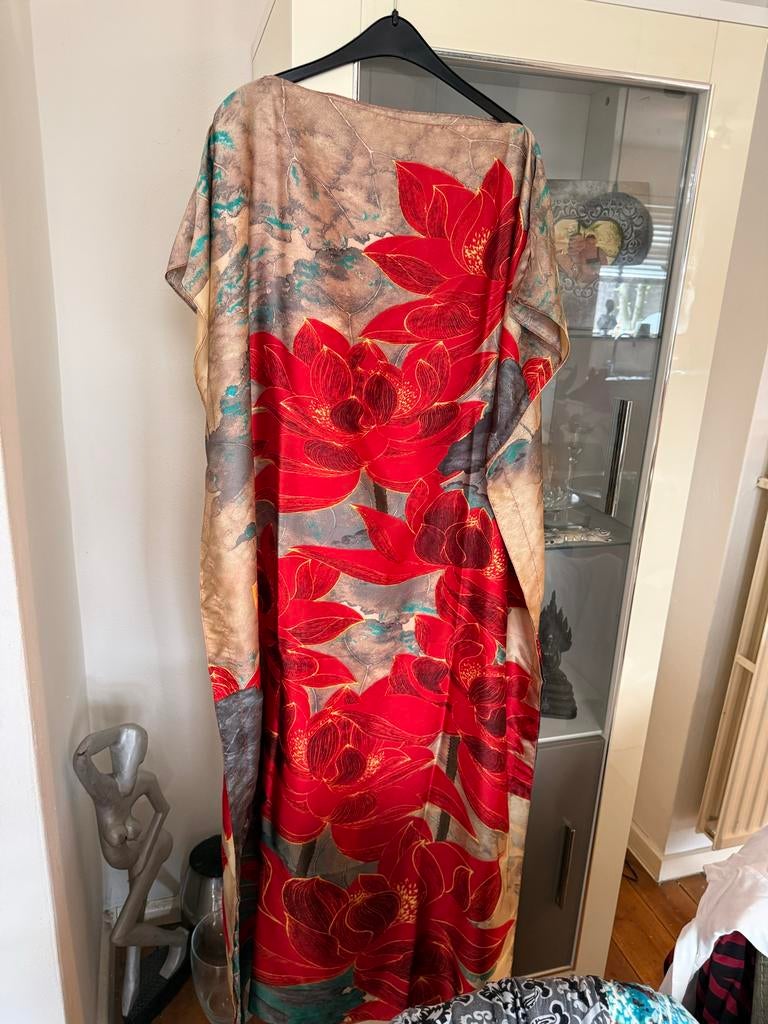 Chic Me kaftan met satijn look en rode print maat 50 nieuw, Ophalen of Verzenden, Nieuw, Rood, Jurk