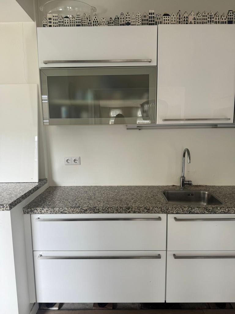 Witte hoekkeuken met granieten blad, Huis en Inrichting, Keuken | Complete keukens, Gebruikt, Hoekkeuken, Wit, Graniet of Steen