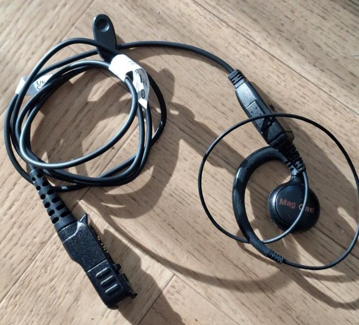 Motorola PMLN5727 C-oortje, Telecommunicatie, Portofoons en Walkie-talkies, Gebruikt, Toebehoren, 15 km of meer, Verzenden