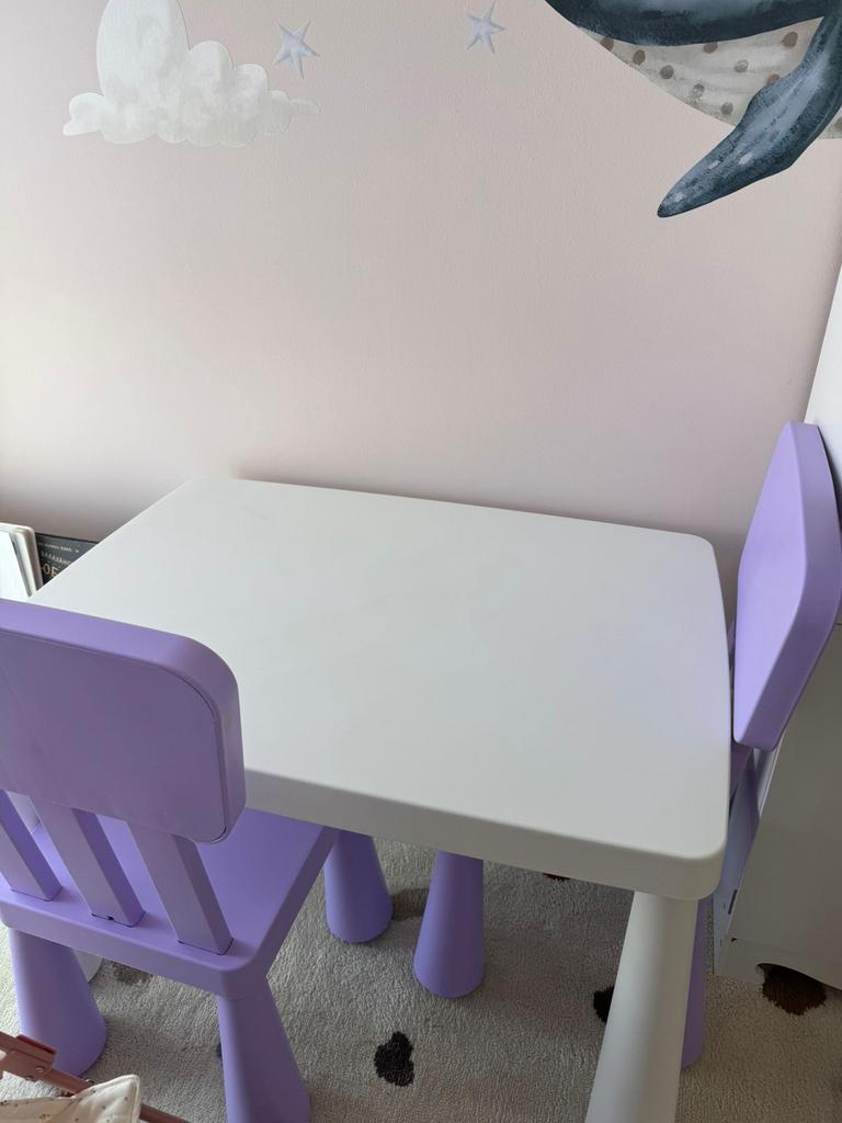 IKEA MAMMUT kindertafel met 2 stoelen (paars), Kinderen en Baby's, Kinderkamer | Tafels en Stoelen, Ophalen of Verzenden, Gebruikt