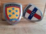 Twee oldtimer auto emblemen / car badges., Ophalen of Verzenden, Gebruikt, Overige typen