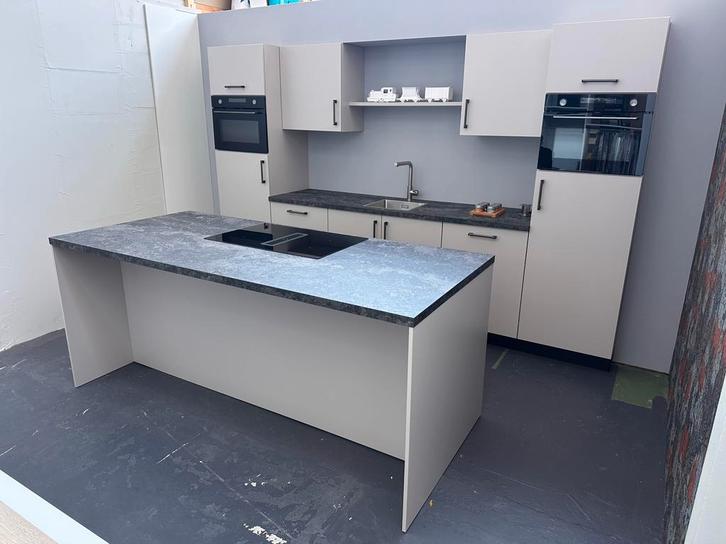 Nieuwe showroom keuken met kook eiland, Huis en Inrichting, Keuken | Complete keukens, Nieuw, Overige typen, Overige kleuren, Kunststof