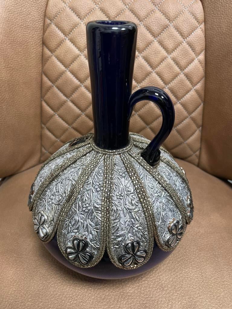 Antieke blauwe glazen kan met zilverkleurige decoratie, Antiek en Kunst, Antiek | Glas en Kristal, Ophalen of Verzenden
