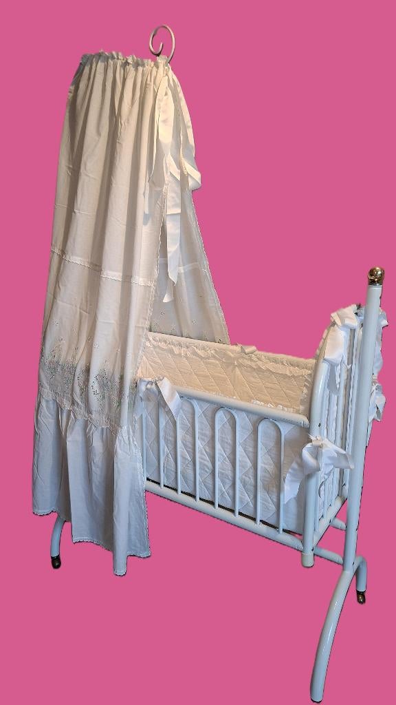 Wit smeedijzeren brocante wieg met hemel, Kinderen en Baby's, Babywiegjes en Ledikanten, Ophalen, Gebruikt, Wieg