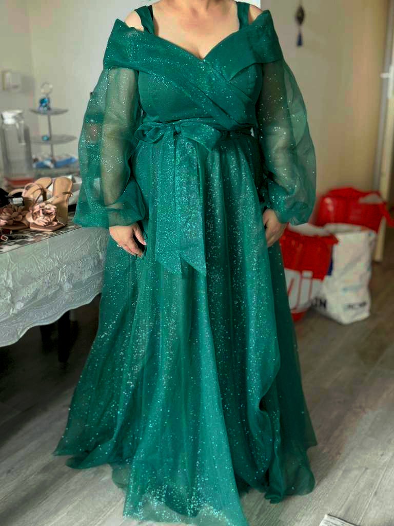 De jurk is maat 44 en groen., Kleding | Dames, Jurken, Maat 42/44 (L), Ophalen of Verzenden, Zo goed als nieuw, Onder de knie