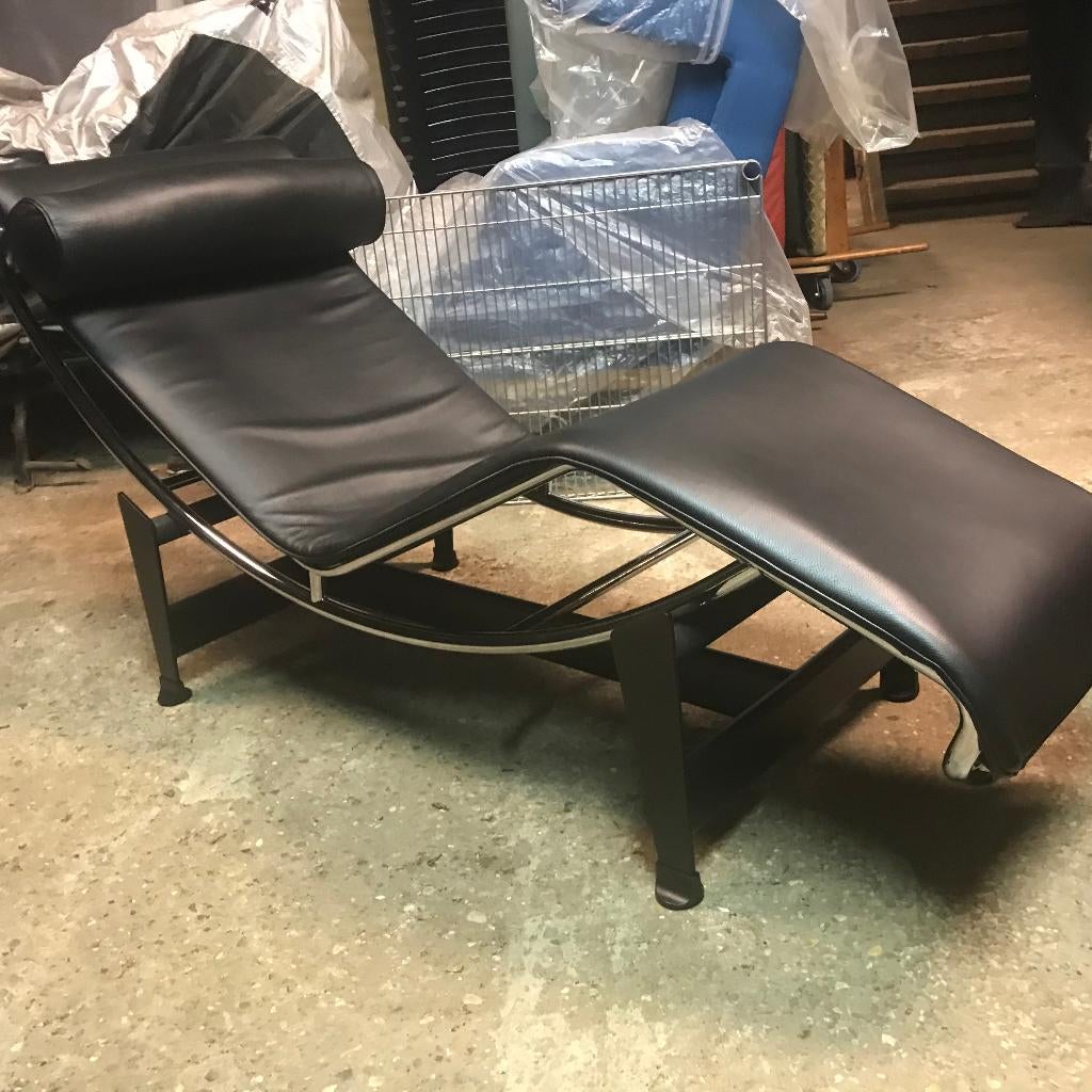 IZGS LC4 Cassina Corbusier zwart leer Chaise longue fauteuil, Leer, Ophalen of Verzenden, Zo goed als nieuw, Nvt
