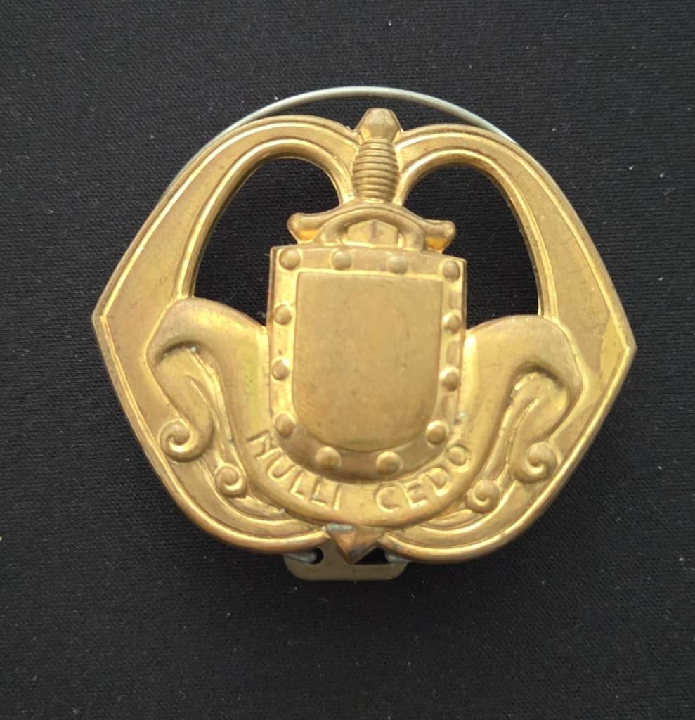 Baret embleem Nulli  Cedo, Ophalen of Verzenden, Landmacht, Nederland, Embleem of Badge