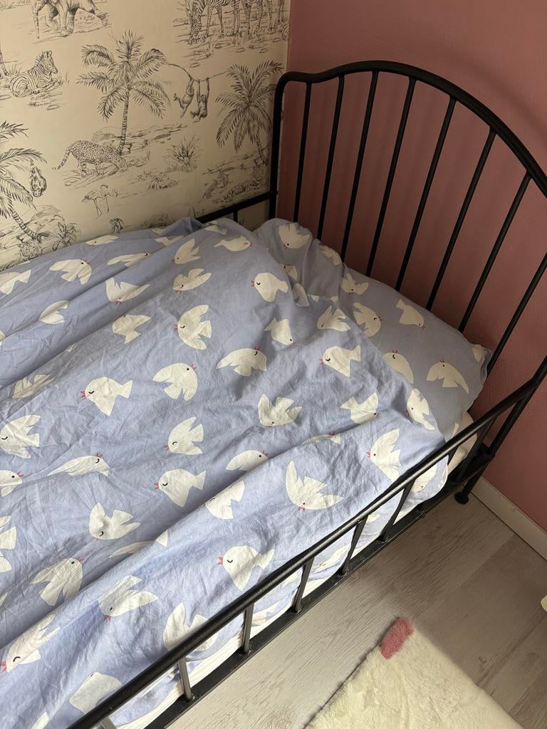 Gietijzeren peuterbed met matras en 4-seizoenen dekbed, Ophalen, Zwart, 190 cm of minder, Zo goed als nieuw