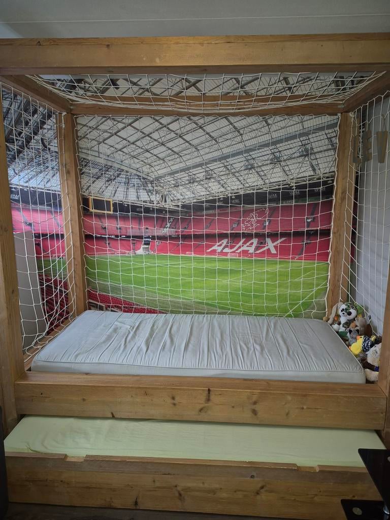 Steigerhouten Voetbalbed met net, Kinderen en Baby's, Kinderkamer | Bedden, Ophalen, Gebruikt, 70 tot 85 cm, Lattenbodem
