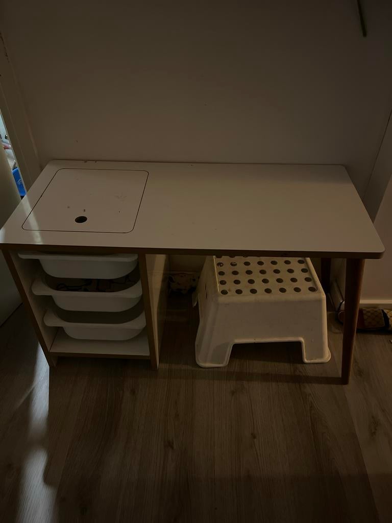 Gratis: Klein bureautje voor 2/3-jarige (excl. stoel), Ophalen, Gebruikt, Tafel(s)